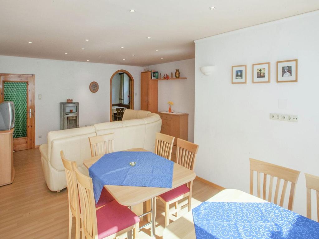 Posedenie v ubytovaní Holiday Home near Ski Area with Balcony