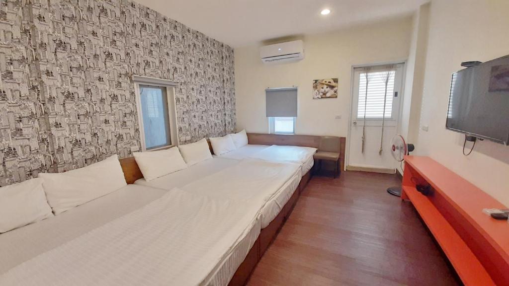 Postel nebo postele na pokoji v ubytování 加依家溫馨民宿Home Sweet Beach Hotel