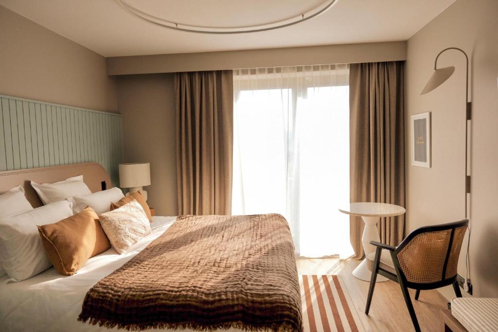 Postel nebo postele na pokoji v ubytování Emeria Dinard Thalasso Spa