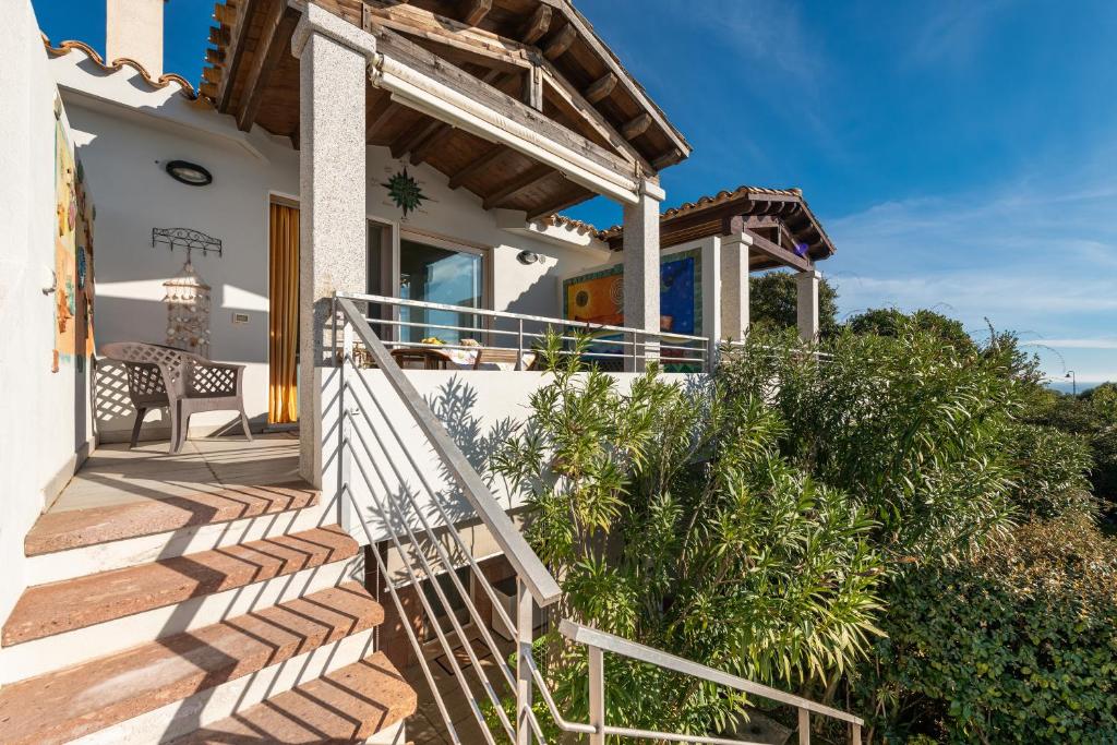 een huis met een trap naar de voordeur bij Casa Ricale in Terra Mala