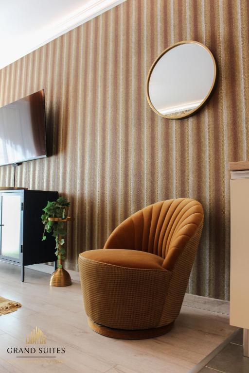 A seating area at Grand Suites Corvin