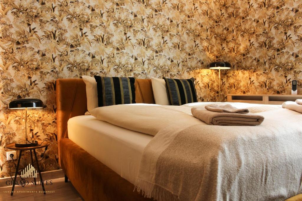 A bed or beds in a room at Grand Suites Corvin
