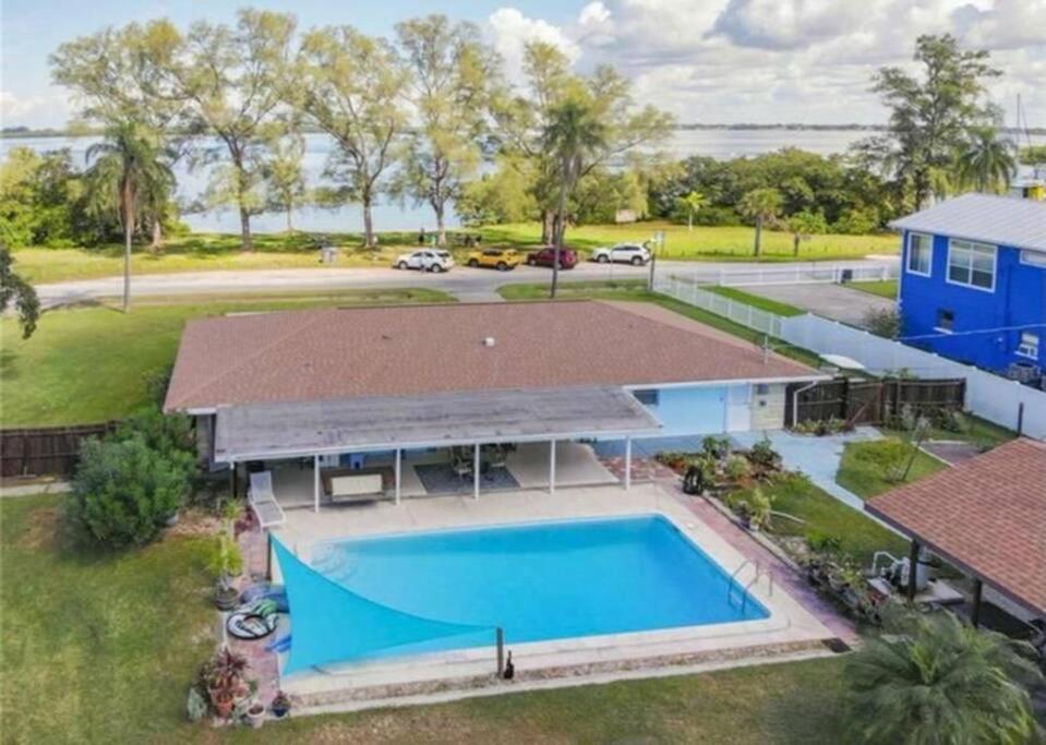una vista aérea de una piscina frente a una casa en Pool home on the Bay, large private yard near AMI en Bradenton