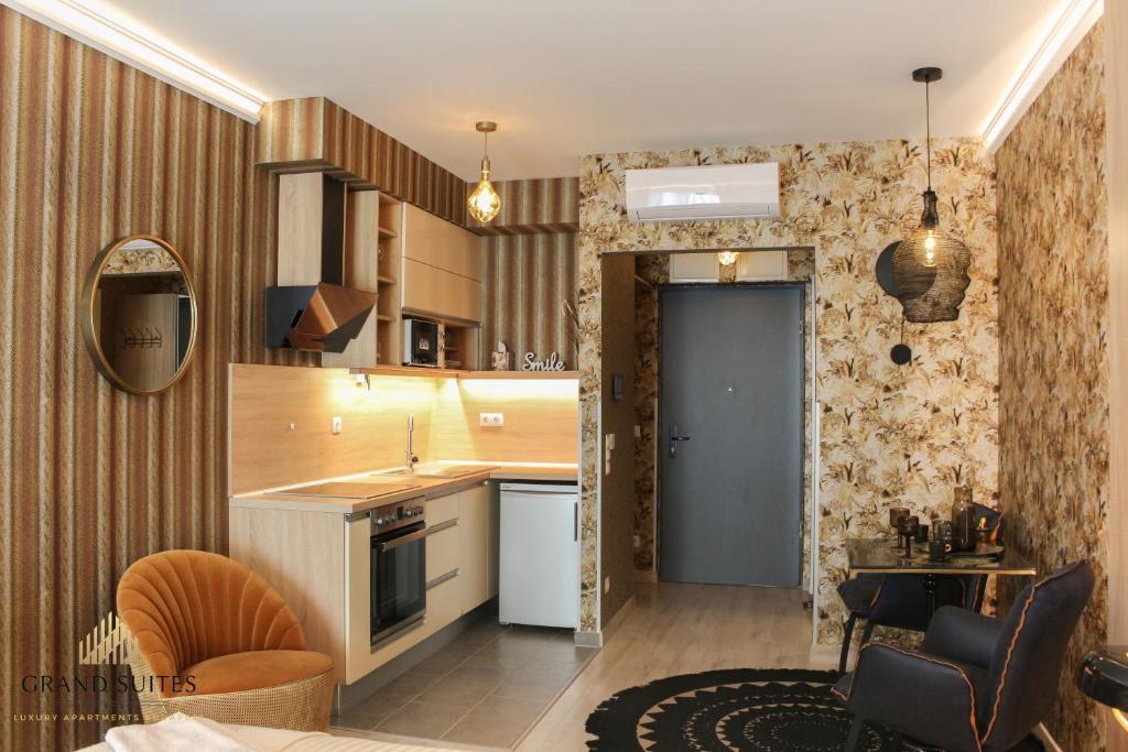 A kitchen or kitchenette at Grand Suites Corvin