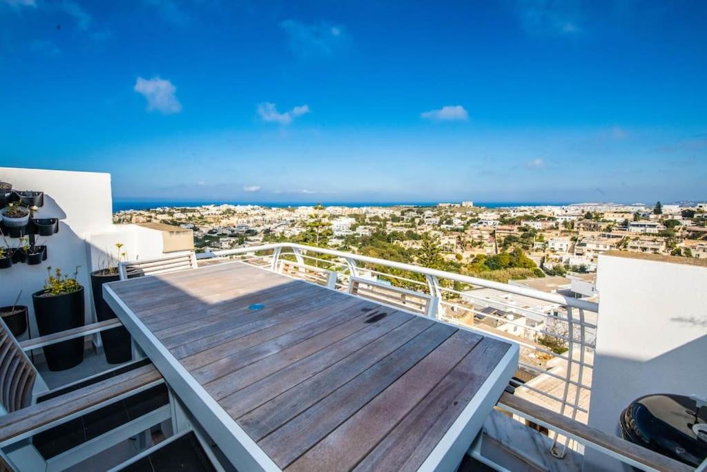 Elle comprend un balcon offrant une vue sur la ville. dans l'établissement Jaysky penthouse on Etna Street, à Mellieħa