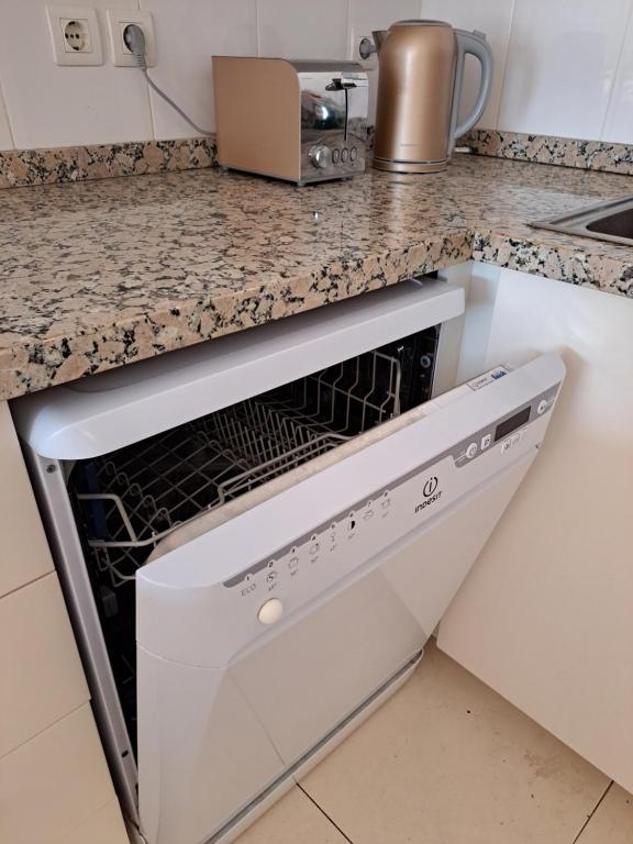 Kuchyň nebo kuchyňský kout v ubytování Cozy 2 Bedroom Apartment in Costa Adeje