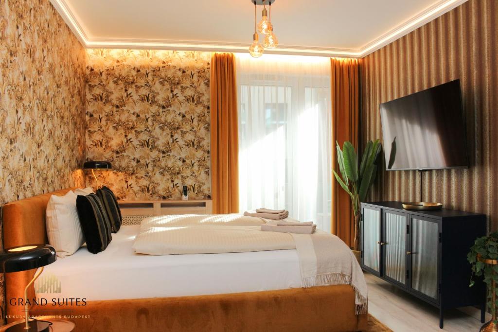 A bed or beds in a room at Grand Suites Corvin
