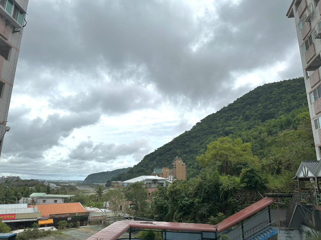 Blick auf eine Stadt mit einem Berg im Hintergrund in der Unterkunft Dongmei Hotel in Wenquan