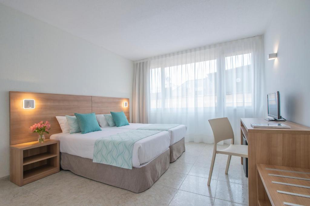 Ліжко або ліжка в номері Hotel Lloret Santa Rosa by Pierre & Vacances