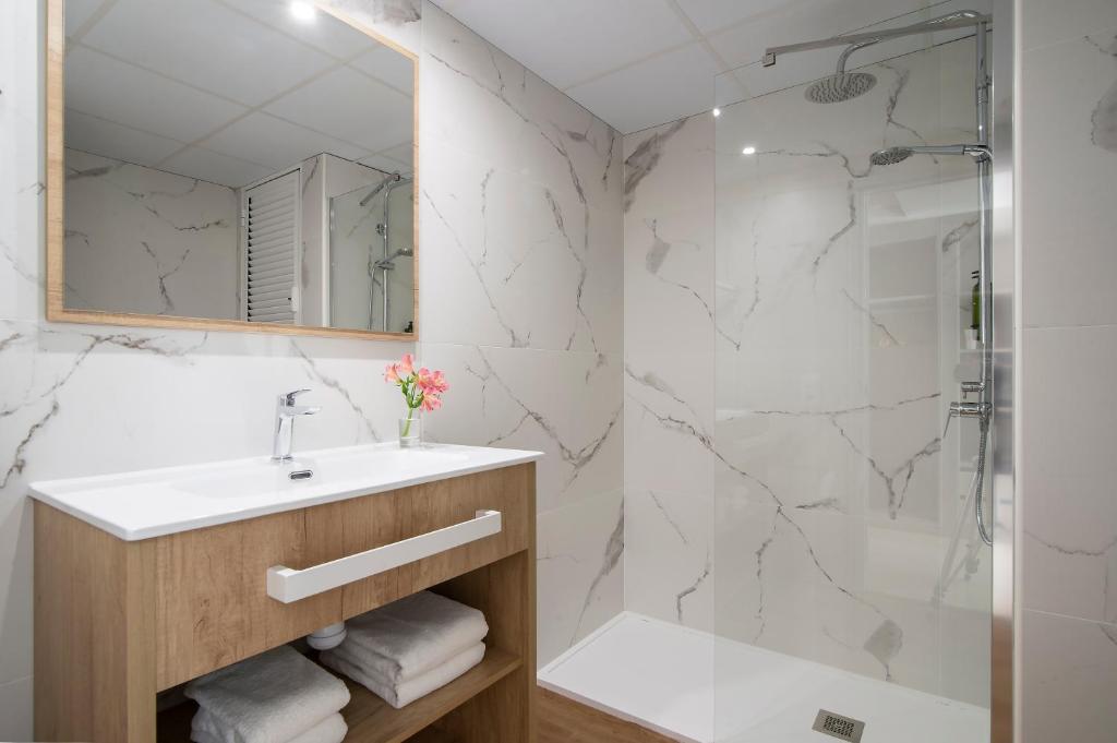 Ванна кімната в Hotel Lloret Santa Rosa by Pierre & Vacances