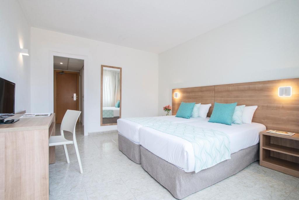 Ліжко або ліжка в номері Hotel Lloret Santa Rosa by Pierre & Vacances
