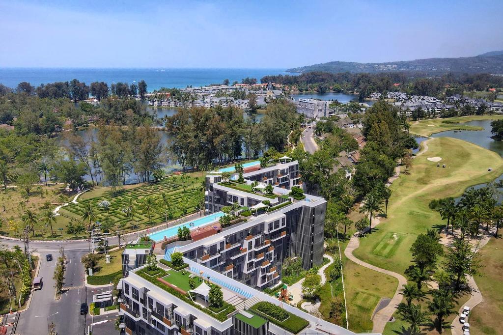 una vista aérea de un edificio con un parque en Skypark Apartments by Laguna Phuket en Bang Tao Beach