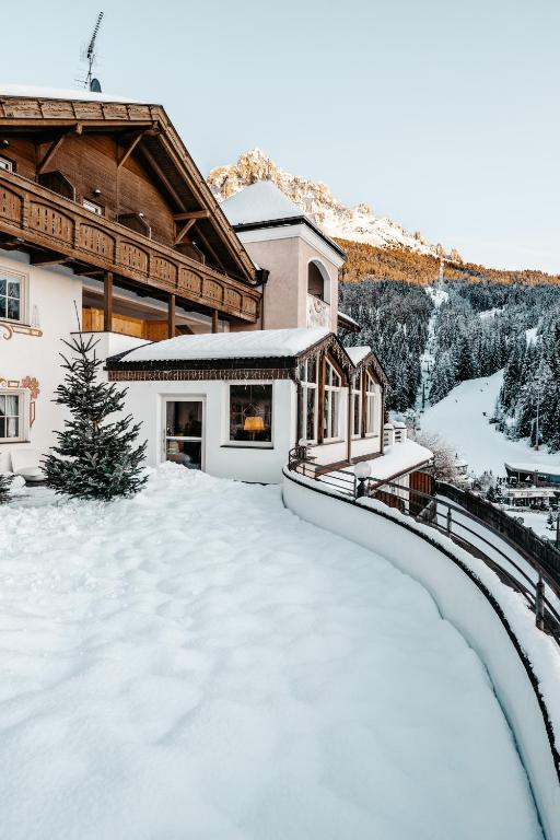 Nespecifikovaný výhled na hory nebo výhled na hory při pohledu z hotelu