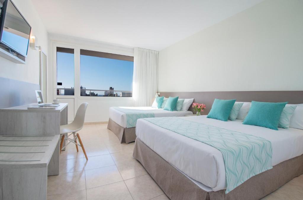 Ліжко або ліжка в номері Hotel Lloret Santa Rosa by Pierre & Vacances