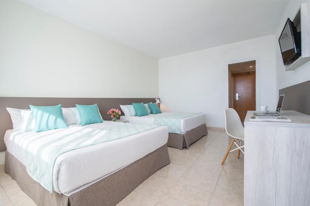 Ліжко або ліжка в номері Hotel Lloret Santa Rosa by Pierre & Vacances