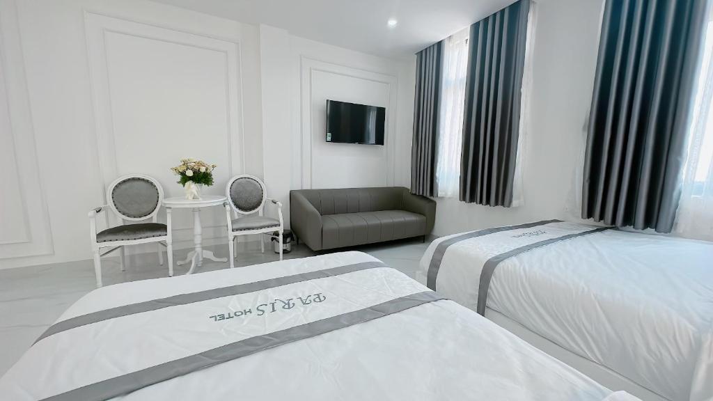 Postel nebo postele na pokoji v ubytování PARIS HOTEL