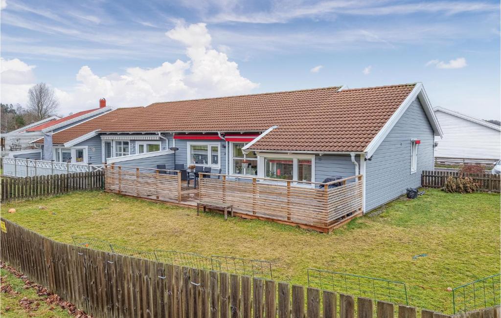 ein weißes Haus mit einem Zaun davor in der Unterkunft Beautiful Home In Kungsbacka With Wifi And 2 Bedrooms in Kungsbacka