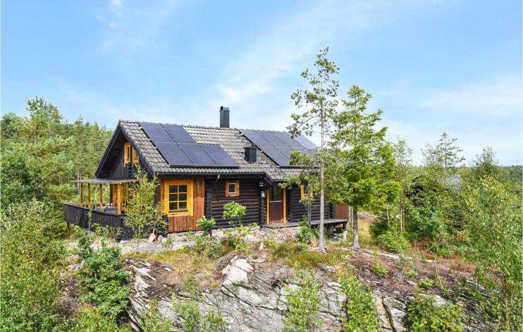 una casa con paneles solares en el techo en Lovely Home In Munkedal With Kitchen, en Munkedal