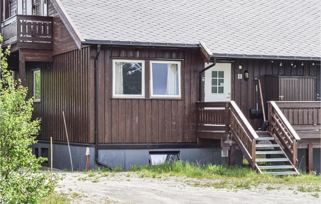 uma casa de madeira com escadas que levam até ela em Hovden Alpin Apartments em Hovden