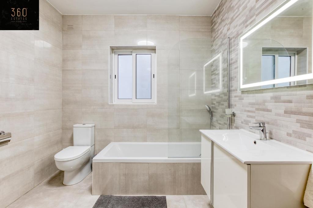 Koupelna v ubytování Stunning 3BR w/Country View Apartment in M'Scalak by 360 Estates
