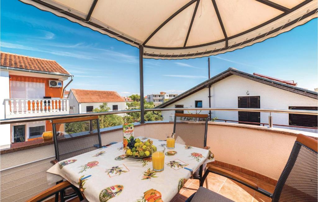 - un balcon avec une table et des fruits dans l'établissement Stunning Apartment In Srima With Wifi, à Srima