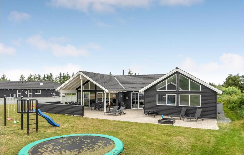 Zahrada ubytování Pet Friendly Home In Blåvand With Sauna