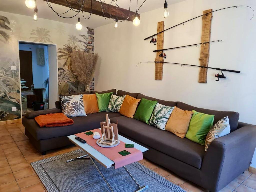 Photo de la galerie de l'établissement Maison chaleureuse à Deville avec terrasse et parking gratuit, à Deville