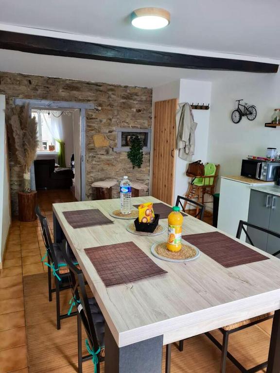 una gran mesa de madera en una habitación con cocina en Maison de 2 chambres avec terrasse a Deville, en Deville