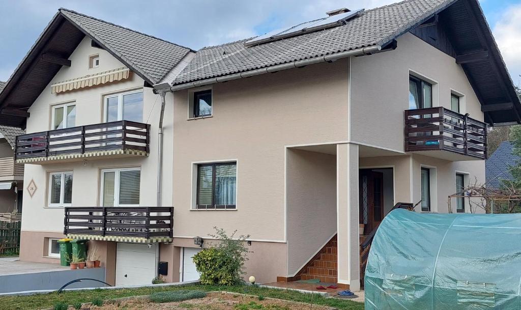 uma casa a ser construída com uma lona à sua frente em Mici's Apartments em Visoko