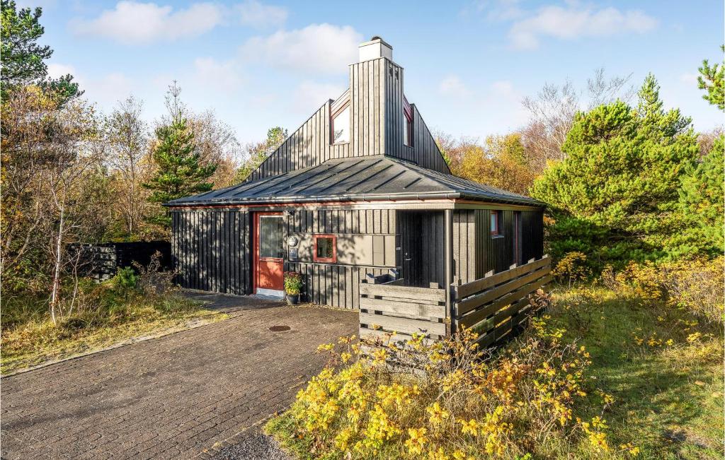 een zwart-wit huis met een gambrel dak bij Lovely Home In Grenaa With Kitchen in Grenå