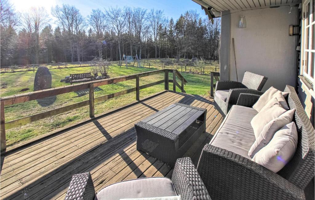 una terraza con sillas, una mesa y una valla en Pet Friendly Home In Hishult With House A Panoramic View, en Hishult