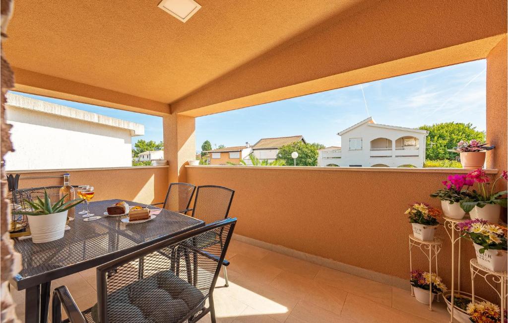 Balkoni atau teres di 1 Bedroom Beautiful Apartment In Vir