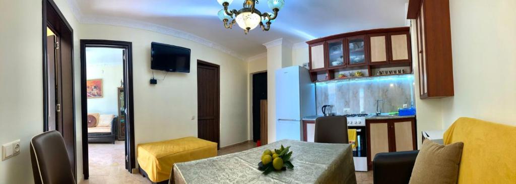 Una sala de estar con una mesa y una cocina. en Ureki Apartment near the sea, en Ureki