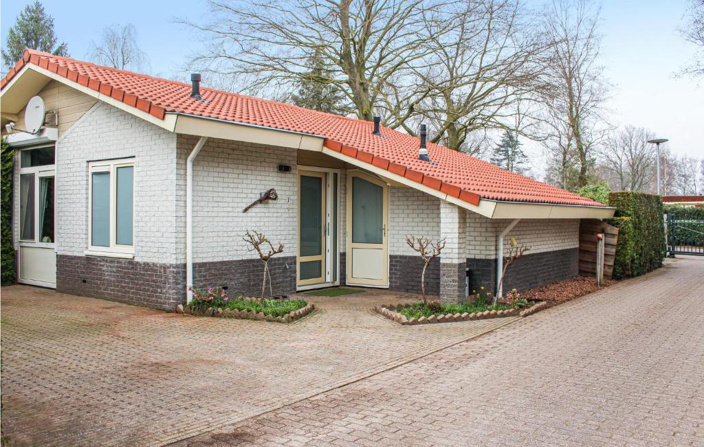普騰的住宿－Beautiful Home In Putten With Kitchen，一座白色的小房子,拥有橙色的屋顶