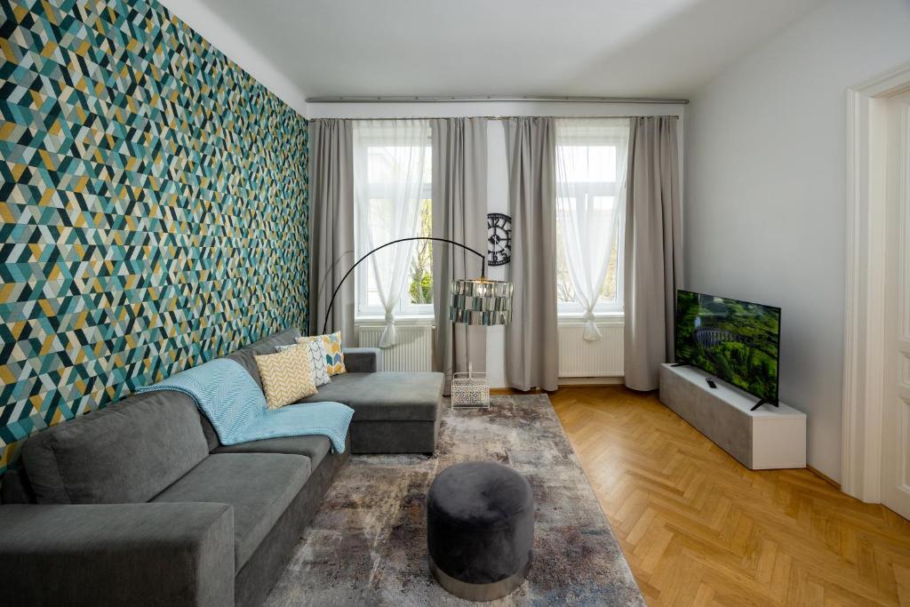 a living room with a couch and a tv at Turquoise inspired deluxe centrally located in Vienna