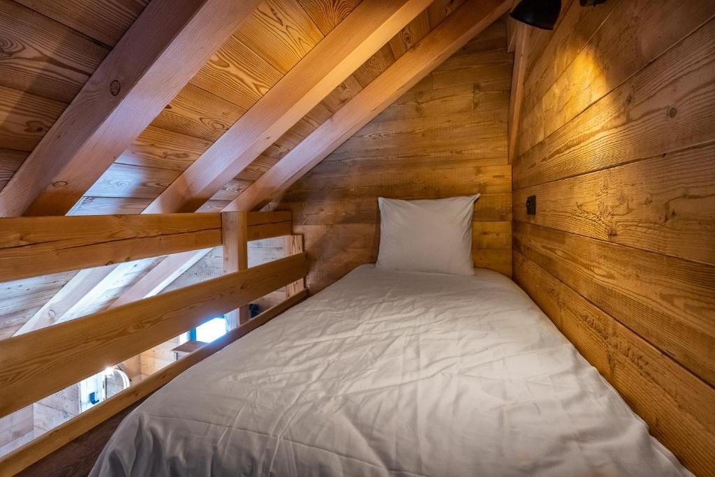 Postel nebo postele na pokoji v ubytování Les chalets d'Éléna