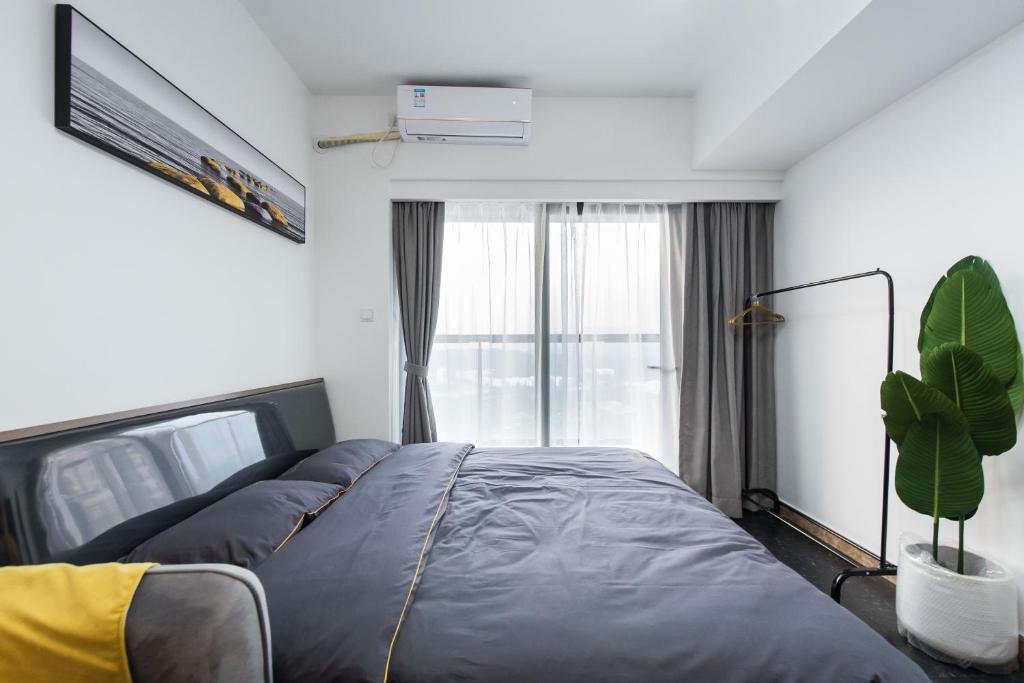 Postel nebo postele na pokoji v ubytování WESU Weisu Service Apartment - Shenzhen University Town Tanglang Metro Station Branch