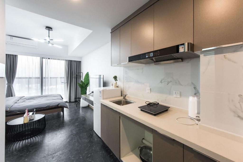 Kuchyň nebo kuchyňský kout v ubytování WESU Weisu Service Apartment - Shenzhen University Town Tanglang Metro Station Branch