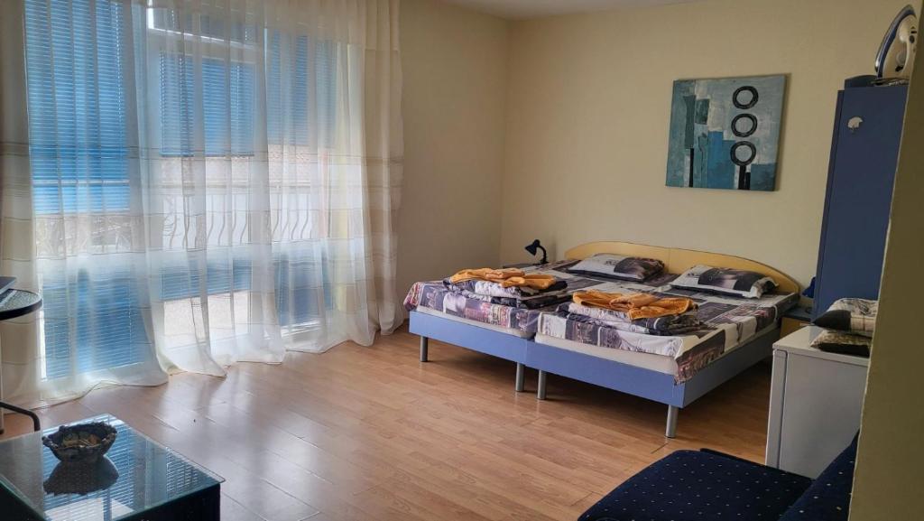 Къща за гости Алекс في سينيموريتس: غرفة نوم صغيرة بها سرير ونافذة