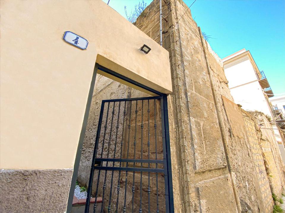 パレルモにあるCasa Vacanze Ninaの門付きの建物への扉