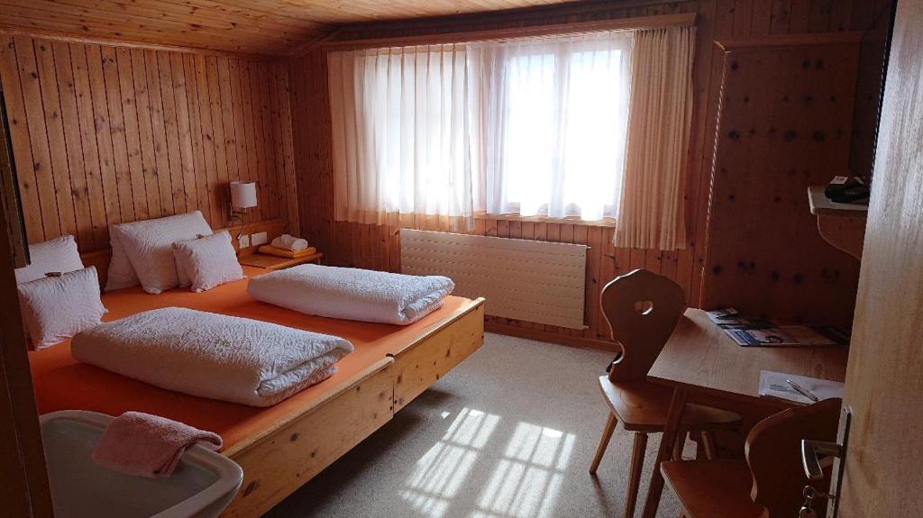 Postel nebo postele na pokoji v ubytování Gasthof Surselva