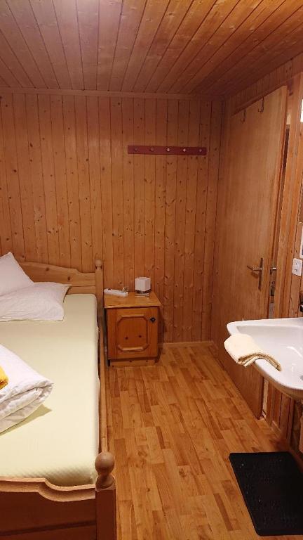 Postel nebo postele na pokoji v ubytování Gasthof Surselva