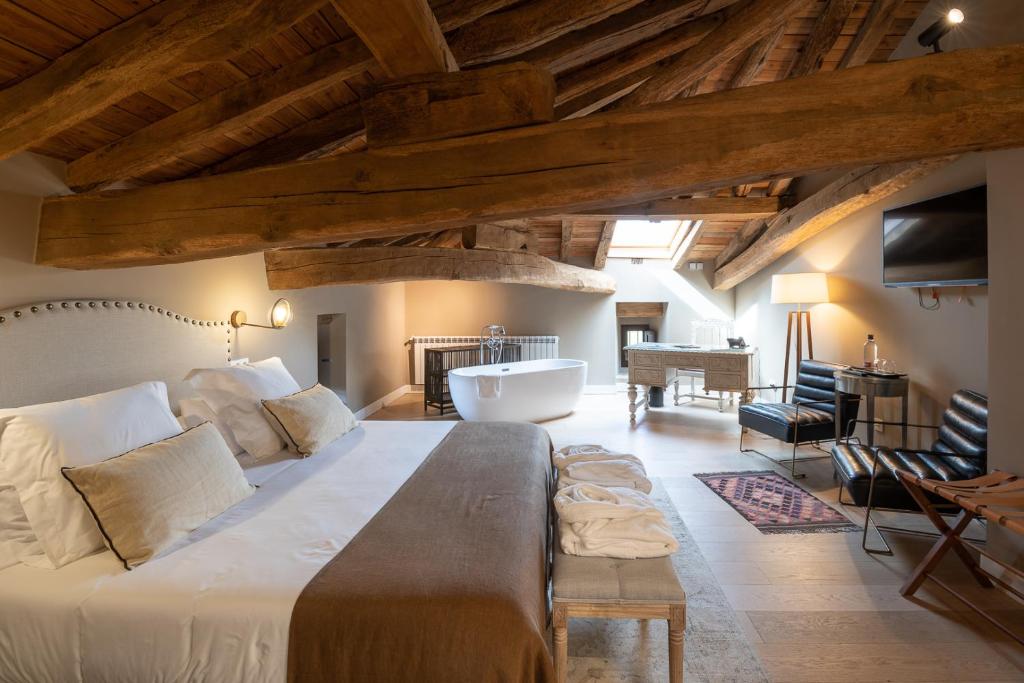 Televízia a/alebo spoločenská miestnosť v ubytovaní Hotel Palacio De Luko