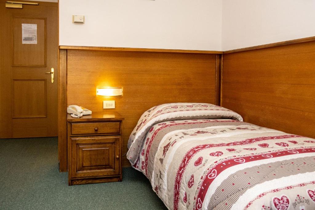 Postel nebo postele na pokoji v ubytování Wellness Hotel Dolomia