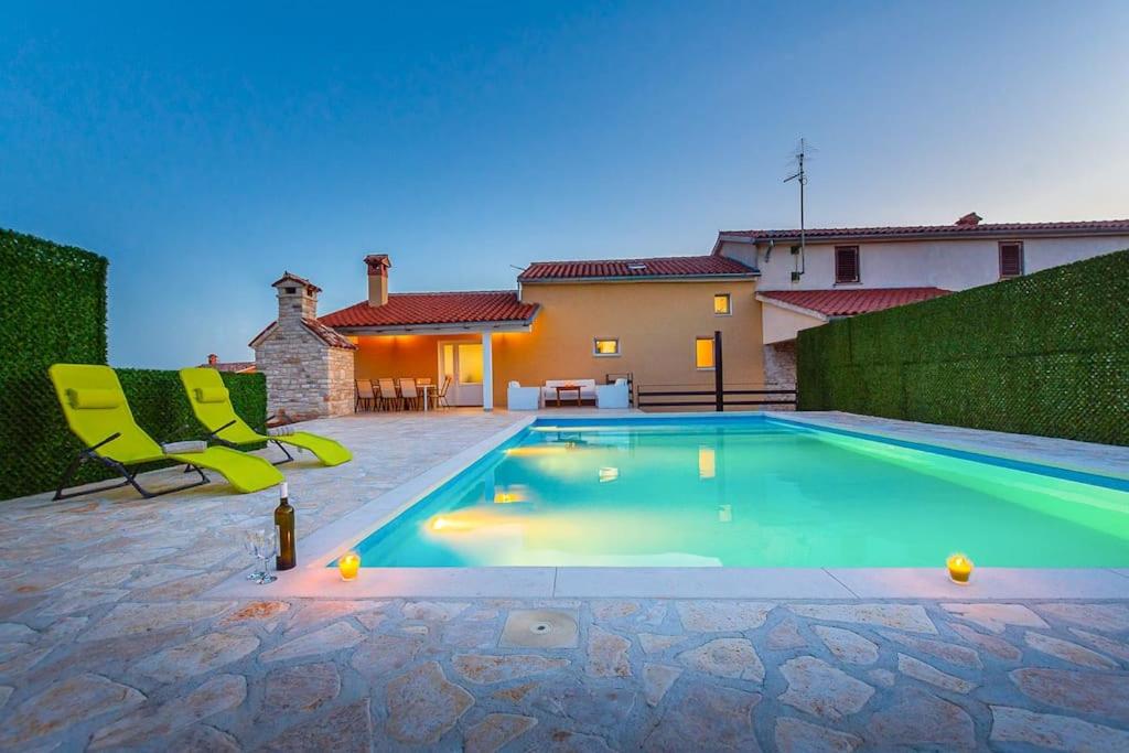 uma piscina no quintal de uma casa em House Istrian Rose by IstriaLux em Svetvincenat