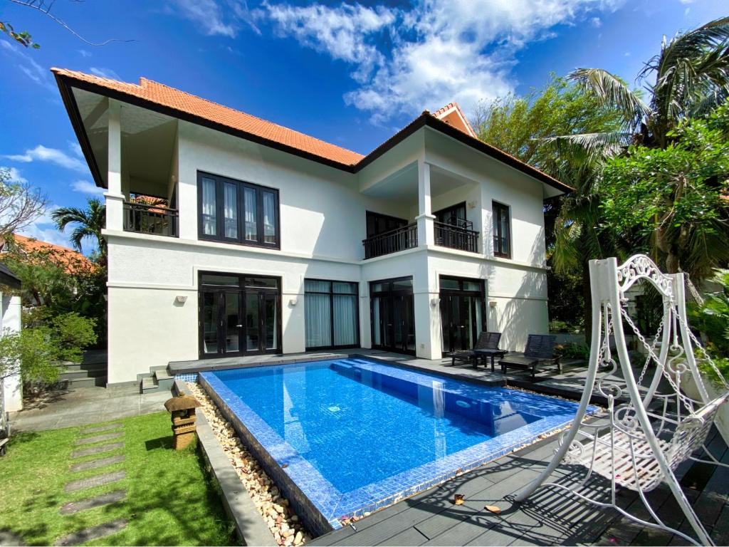 uma villa com uma piscina e uma casa em Elegant Pool Villa In 5star Resort My Khe Beach em Da Nang