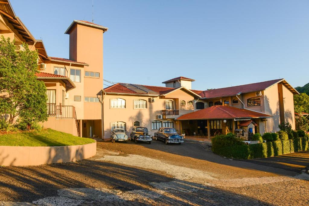 a row of houses with cars parked in the street at Hotel Colina Verde in Concordia