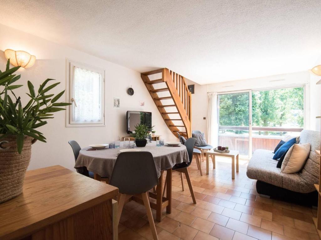 サン・ラリー・スランにあるAppartement Saint-Lary-Soulan, 3 pièces, 6 personnes - FR-1-296-222のリビングルーム(テーブル、椅子、階段付)