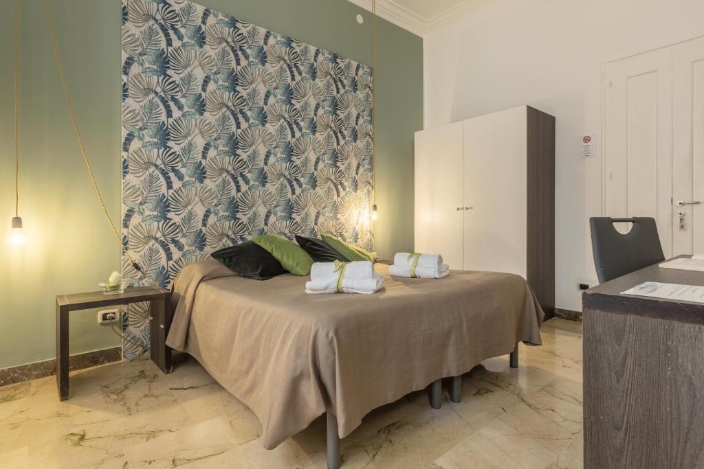 una camera con un letto con una parete blu e bianca di B&B Massimocentro a Palermo