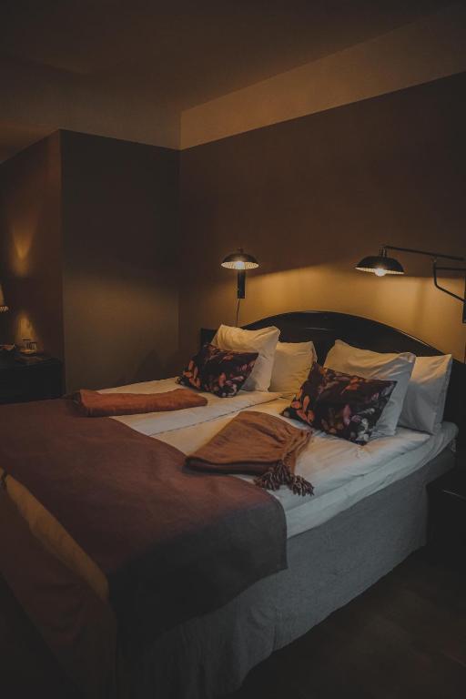 Postel nebo postele na pokoji v ubytování Mojo Hotell